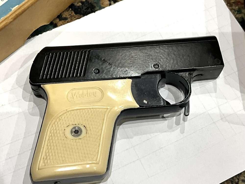 WEBLEY MARK 2 SPORTS STARTING PISTOL (1 of 7) WEBLEY MARK 2 SPORTS STARTING PISTOL (1 of 7)