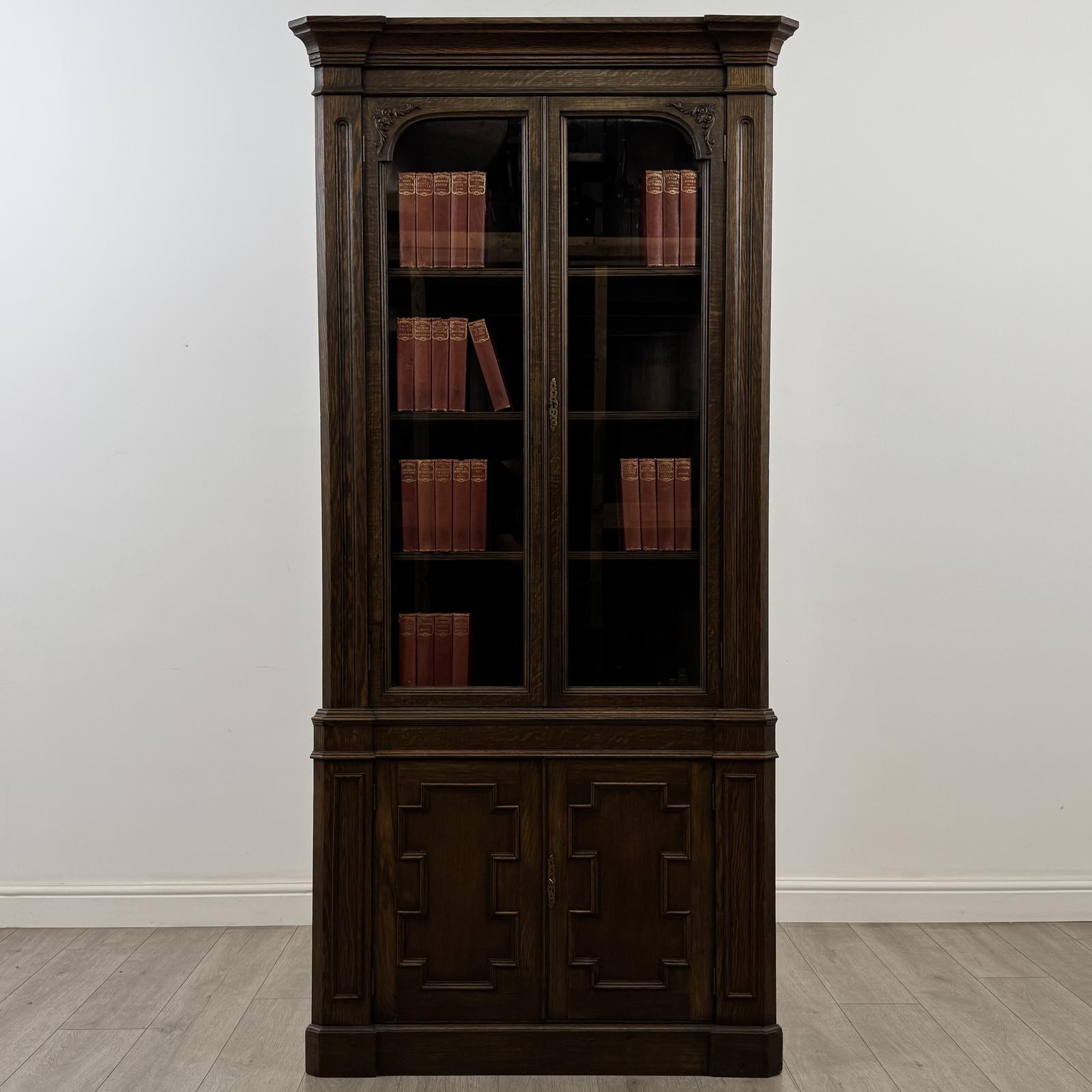 Antique 20th Century Jacobean Style Corner Cabinet In Oak (1 of 6) Antique 20th Century Jacobean Style Corner Cabinet In Oak (1 of 6)