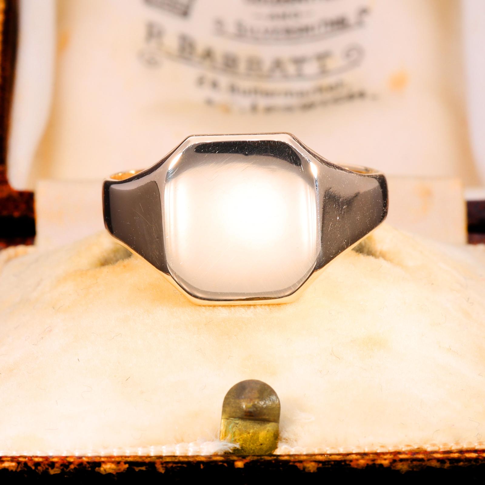 The Vintage 1993 9ct Gold 6.52g Square Signet Ring (1 of 6) The Vintage 1993 9ct Gold 6.52g Square Signet Ring (1 of 6)