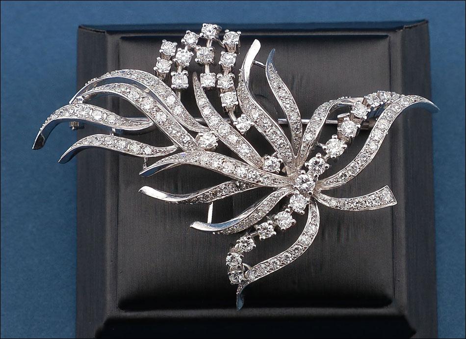 Spectacular Vintage Brooch in 18K White Gold with 119 Genuine Diamonds c.1970 (1 of 7)