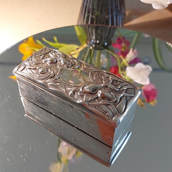 Art Nouveau Silver Gilt Trinket Box - Lilac Silk Lined (1 of 14) Art Nouveau Silver Gilt Trinket Box - Lilac Silk Lined (1 of 14)