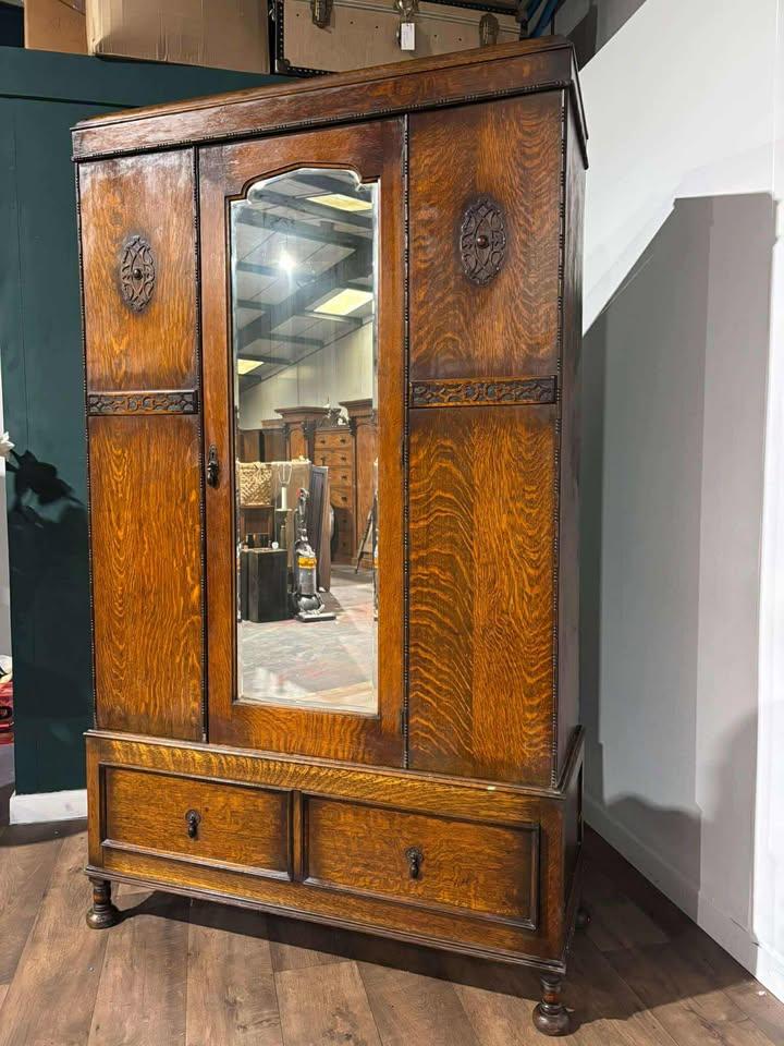 Vintage Oak Wardrobe with Bevelled Mirror (1 of 16) Vintage Oak Wardrobe with Bevelled Mirror (1 of 16)