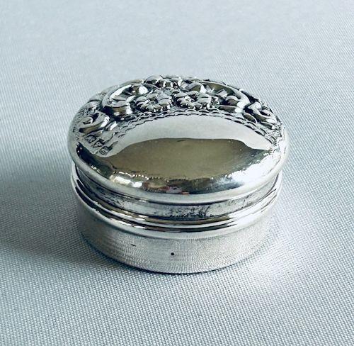 Pretty Edwardian Chester Silver Pill Box (1 of 6) Pretty Edwardian Chester Silver Pill Box (1 of 6)