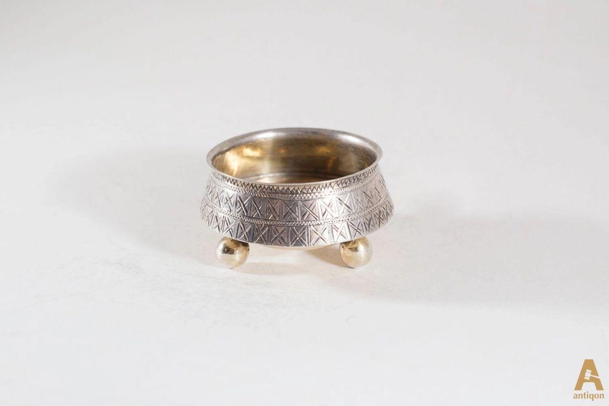 Silver salt shaker (1 of 3) Silver salt shaker (1 of 3)