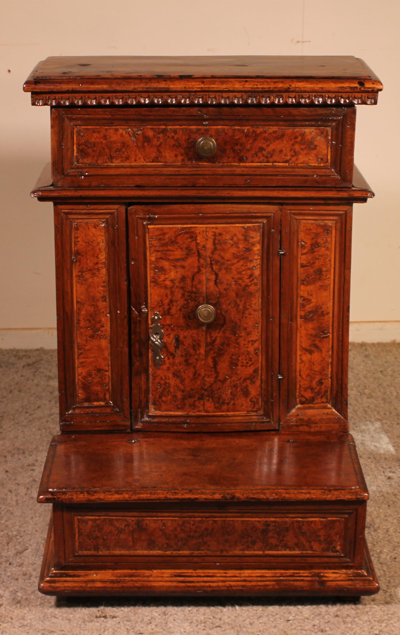 Prie-dieu Or Oratory in Walnut & Burl Walnut c.1600 (1 of 13)