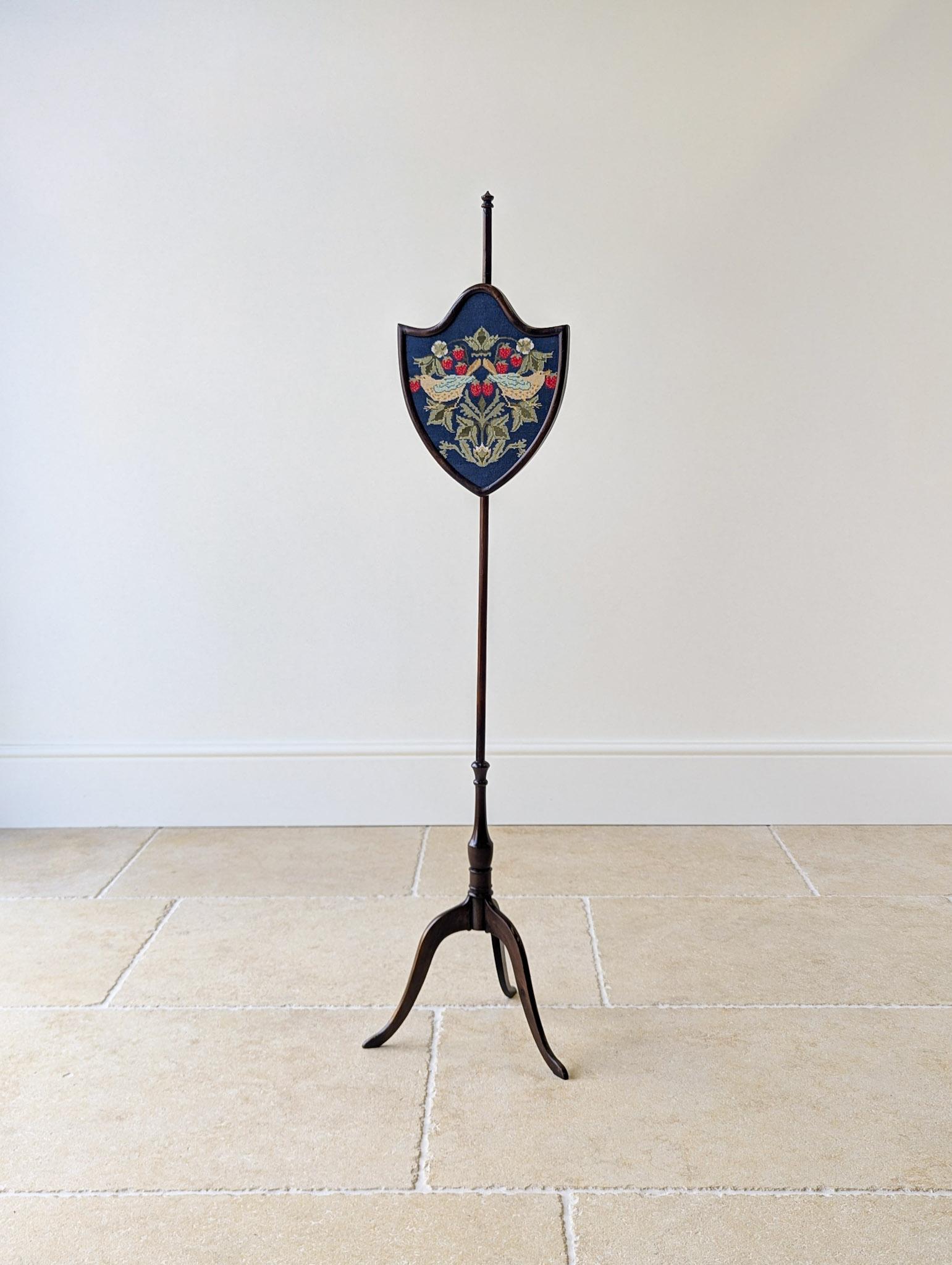 Antique George III Mahogany Tripod Pole Screen c.1800 (1 of 16) Antique George III Mahogany Tripod Pole Screen c.1800 (1 of 16)