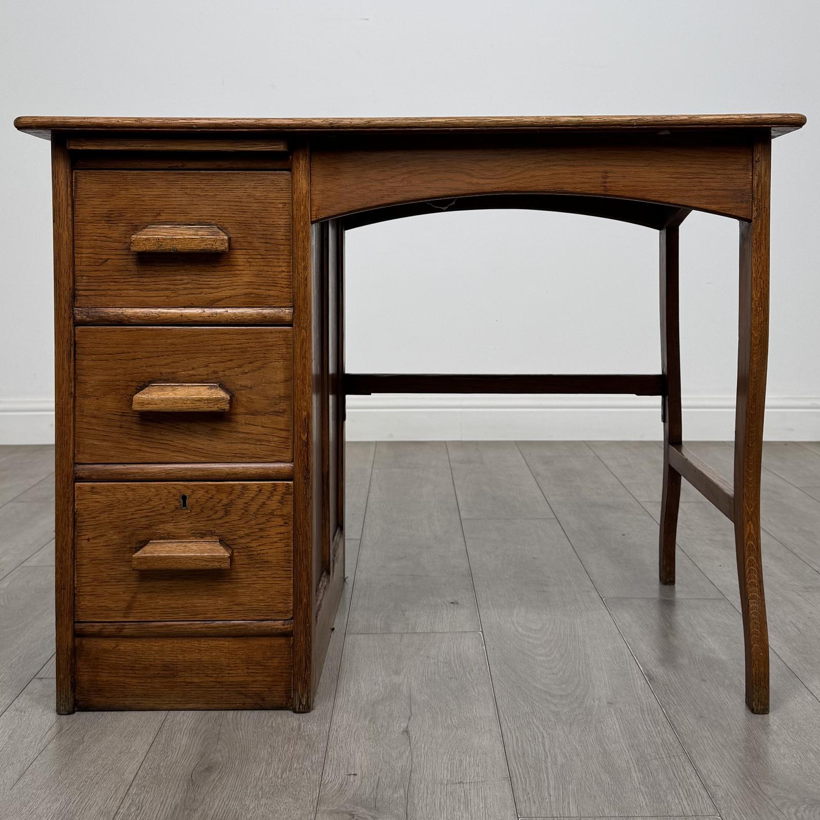 Antique 20th Century Edwardian Single Pedestal Desk in Oak (1 of 12) Antique 20th Century Edwardian Single Pedestal Desk in Oak (1 of 12)