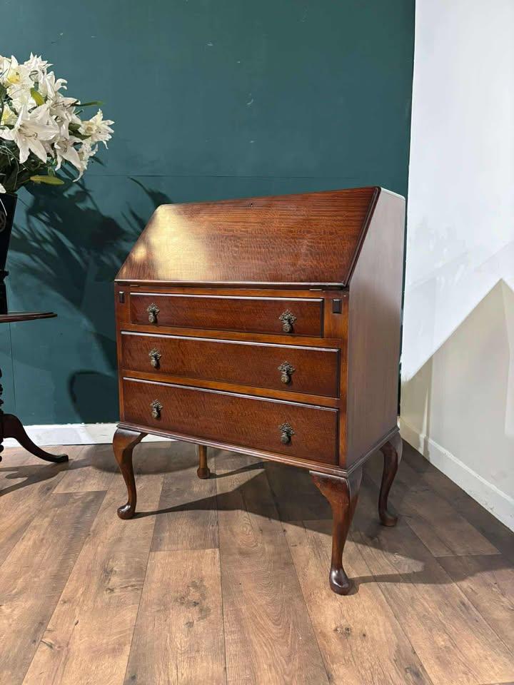 Vintage Mahogany Bureau on Cabriole Legs (1 of 15) Vintage Mahogany Bureau on Cabriole Legs (1 of 15)