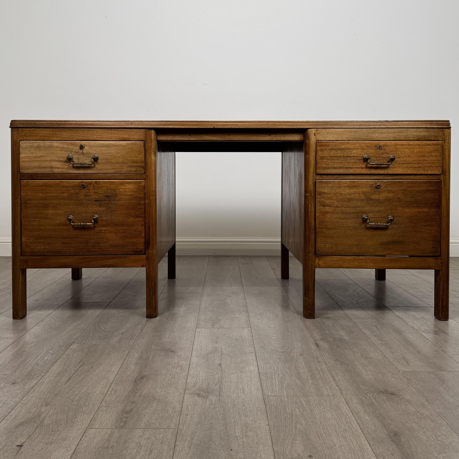 Vintage 20th Century Large Desk in Mahogany (1 of 13) Vintage 20th Century Large Desk in Mahogany (1 of 13)