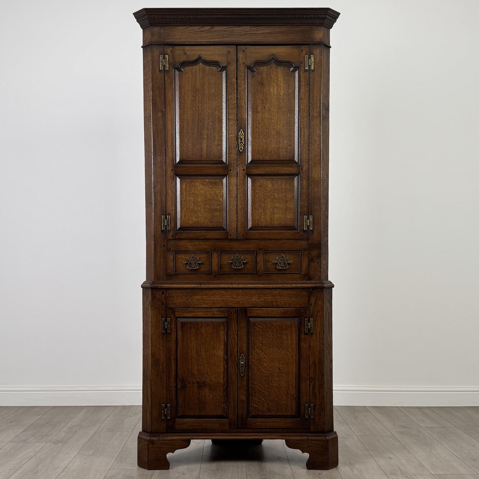 Antique 20th Century Fine Quality Corner Cabinet In Oak (1 of 7)