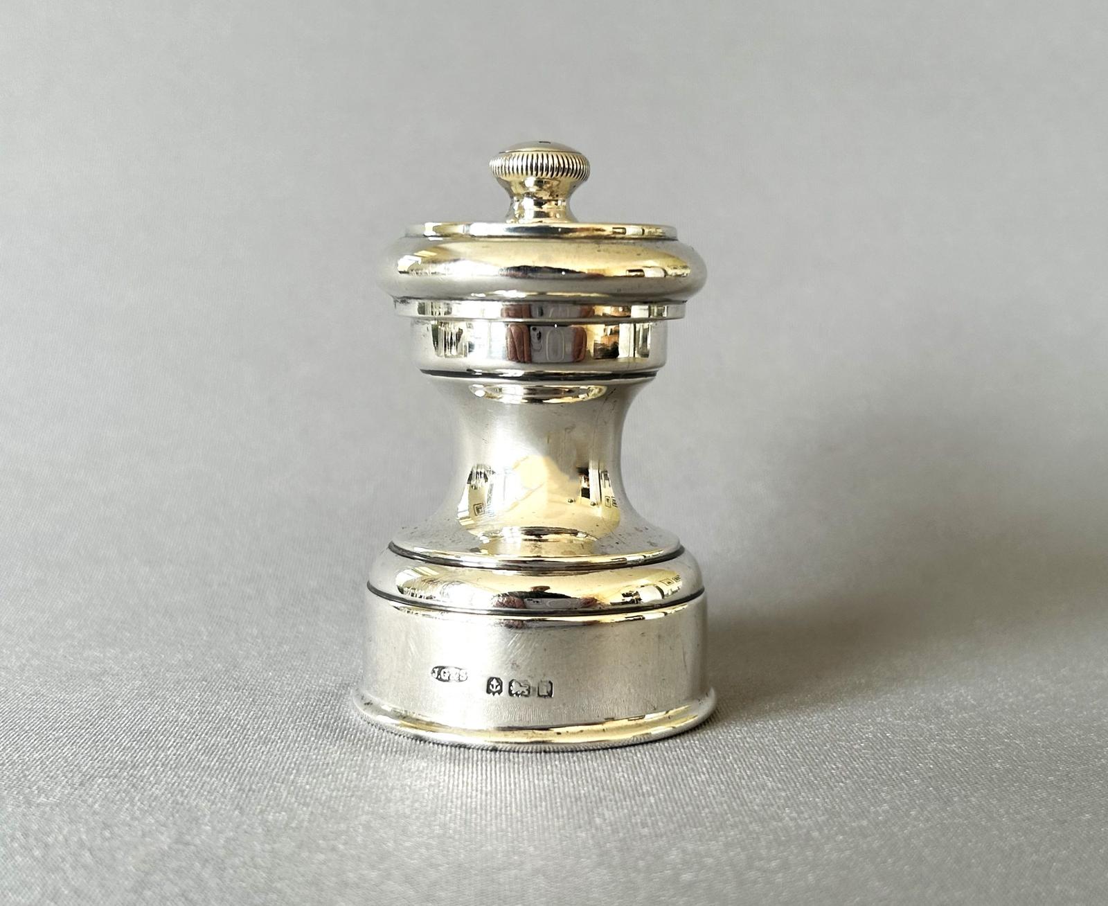 An All Silver Edwardian Grinding Pepper Mill (1 of 6) An All Silver Edwardian Grinding Pepper Mill (1 of 6)