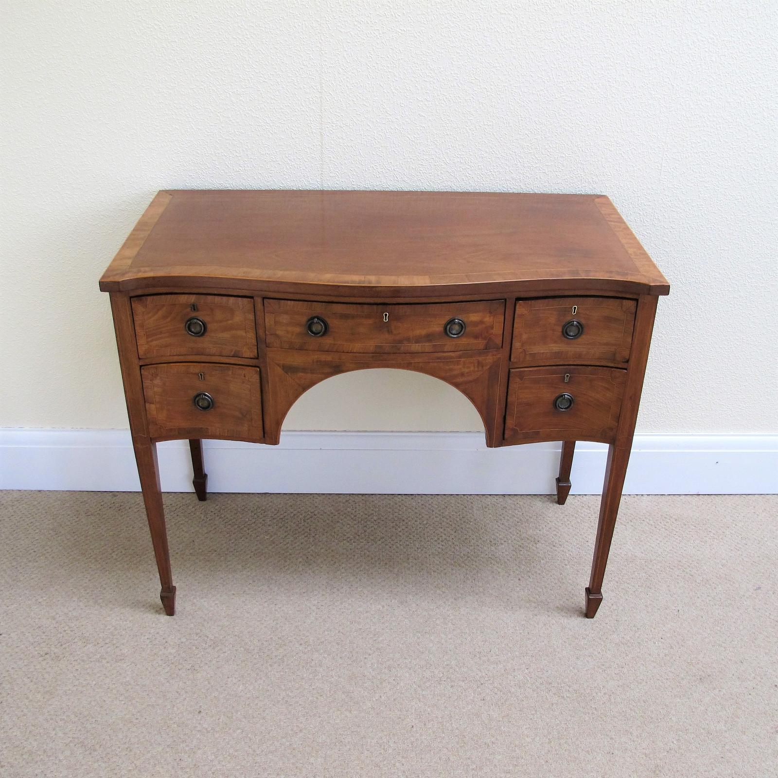 Mahogany Serpentine Dressing Table (1 of 6) Mahogany Serpentine Dressing Table (1 of 6)