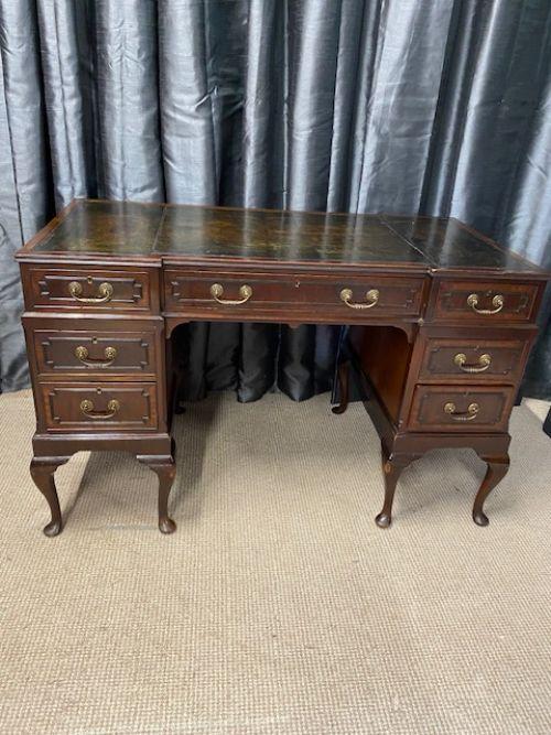 Mahogany Kneehole Desk (1 of 12) Mahogany Kneehole Desk (1 of 12)