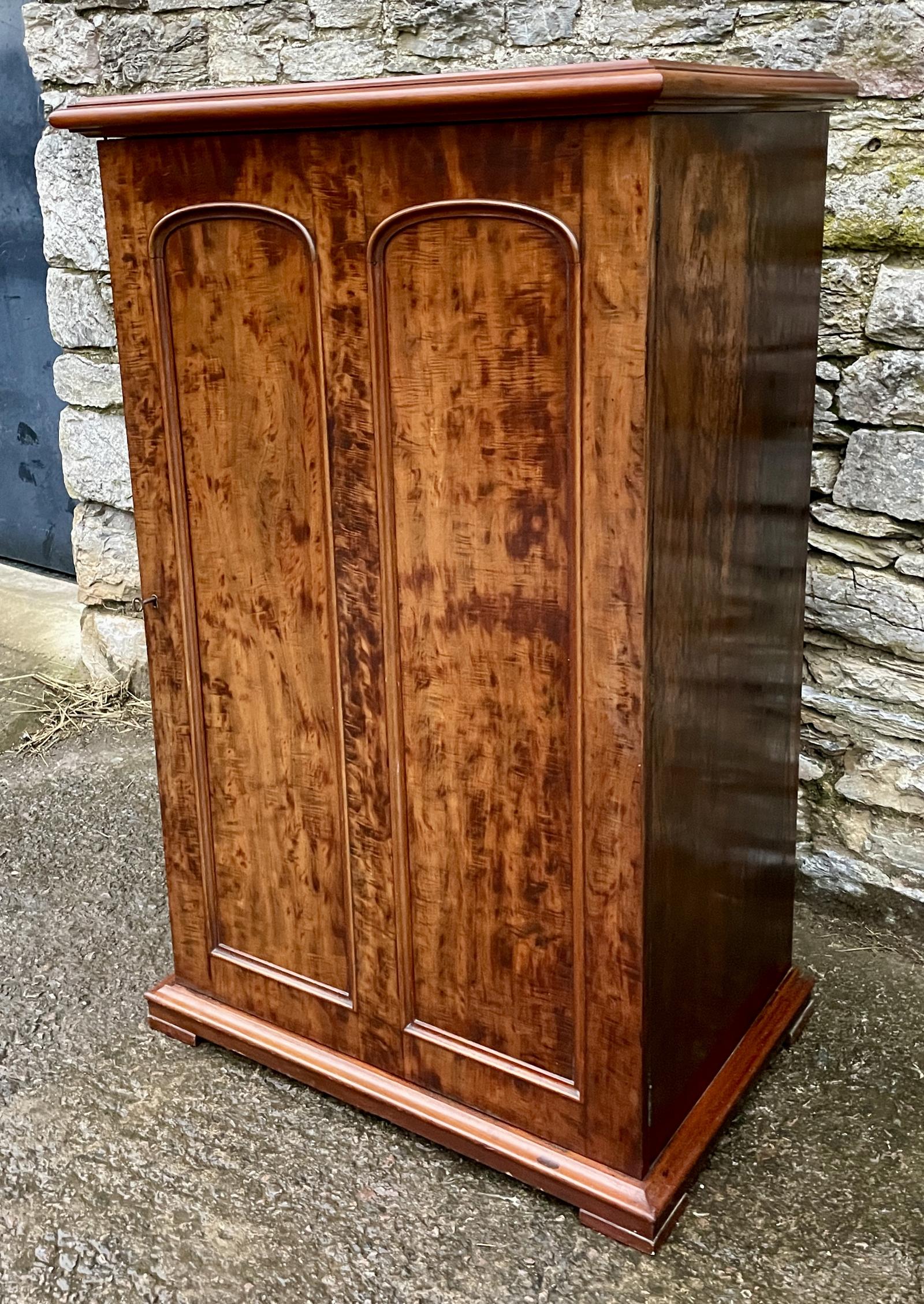 Large Victorian Figured Mahogany Cupboard (1 of 21) Large Victorian Figured Mahogany Cupboard (1 of 21)
