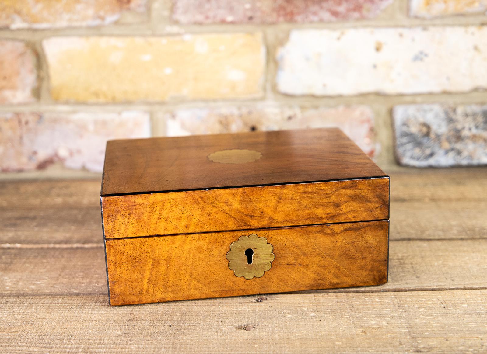 Figured Walnut Table Box 1880 (1 of 8) Figured Walnut Table Box 1880 (1 of 8)