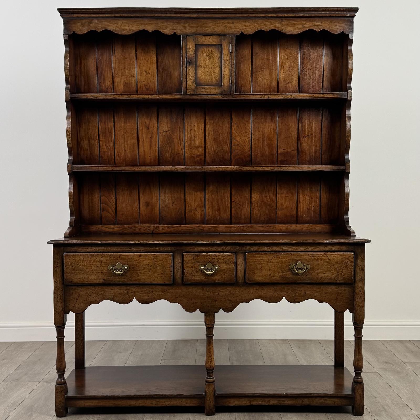 Antique 20th Century Fine Quality Dresser in Oak (1 of 13)