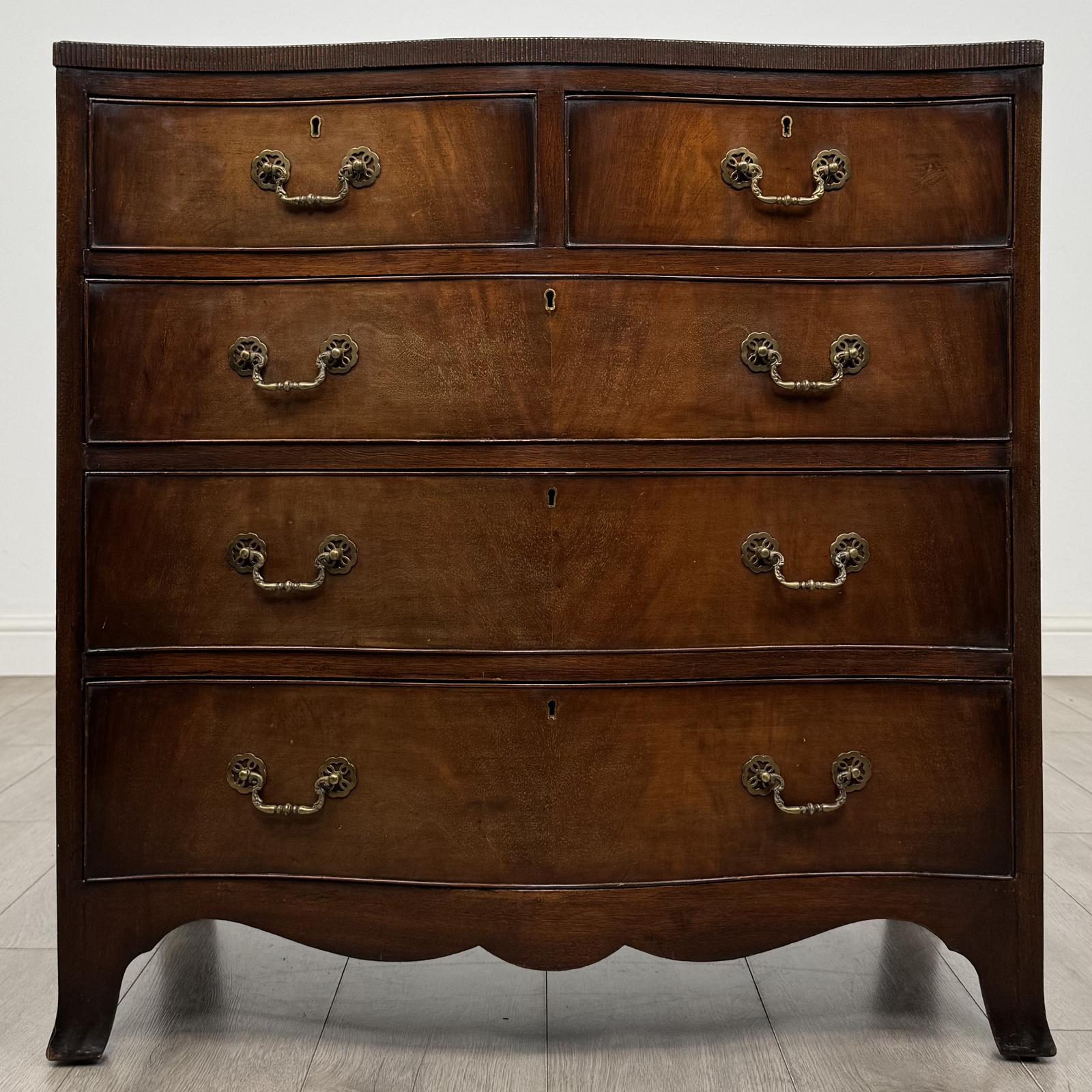 Antique 20th Century Serpentine Chest of Drawers in Mahogany (1 of 11) Antique 20th Century Serpentine Chest of Drawers in Mahogany (1 of 11)