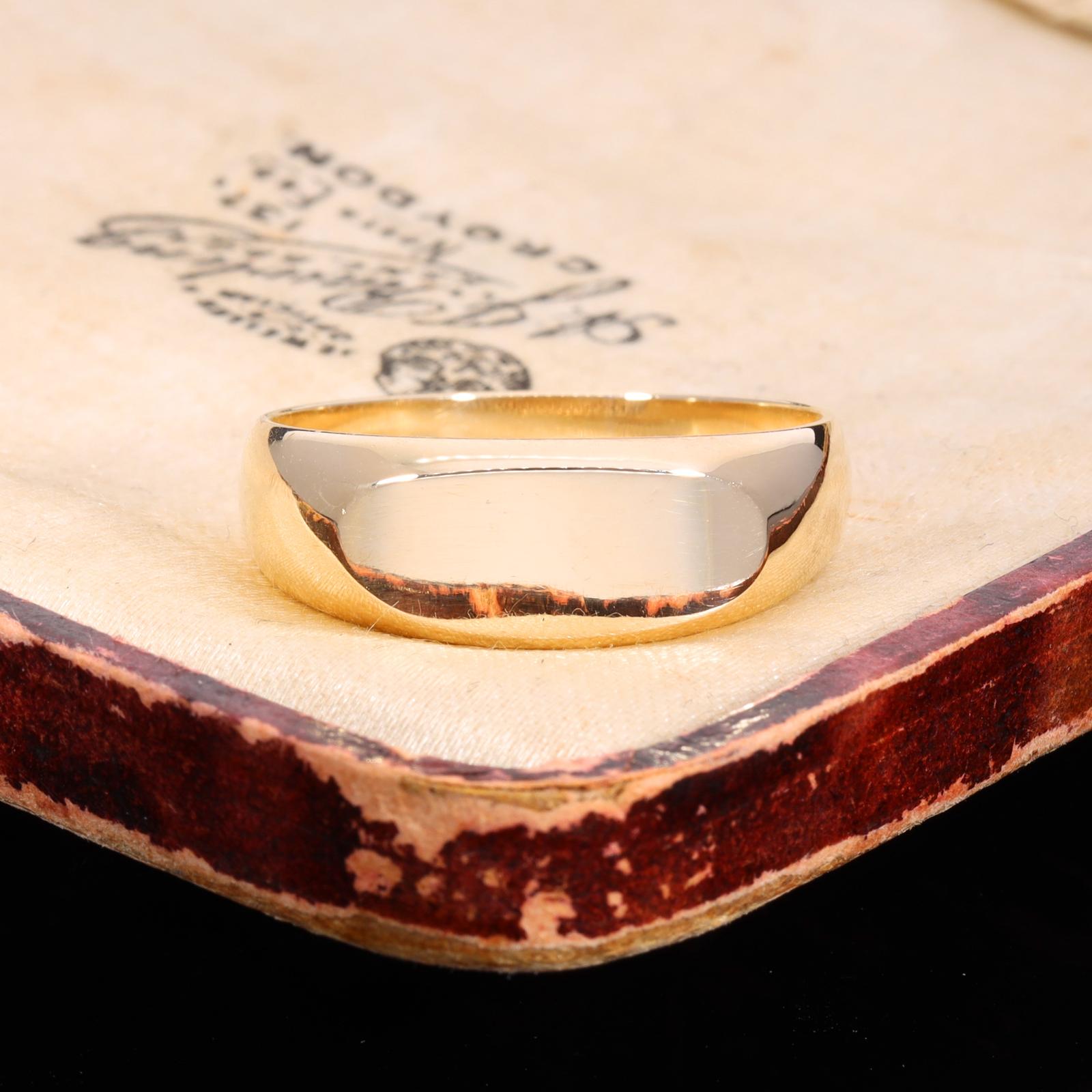 The Vintage 9ct Gold Slim Signet Ring (1 of 5) The Vintage 9ct Gold Slim Signet Ring (1 of 5)