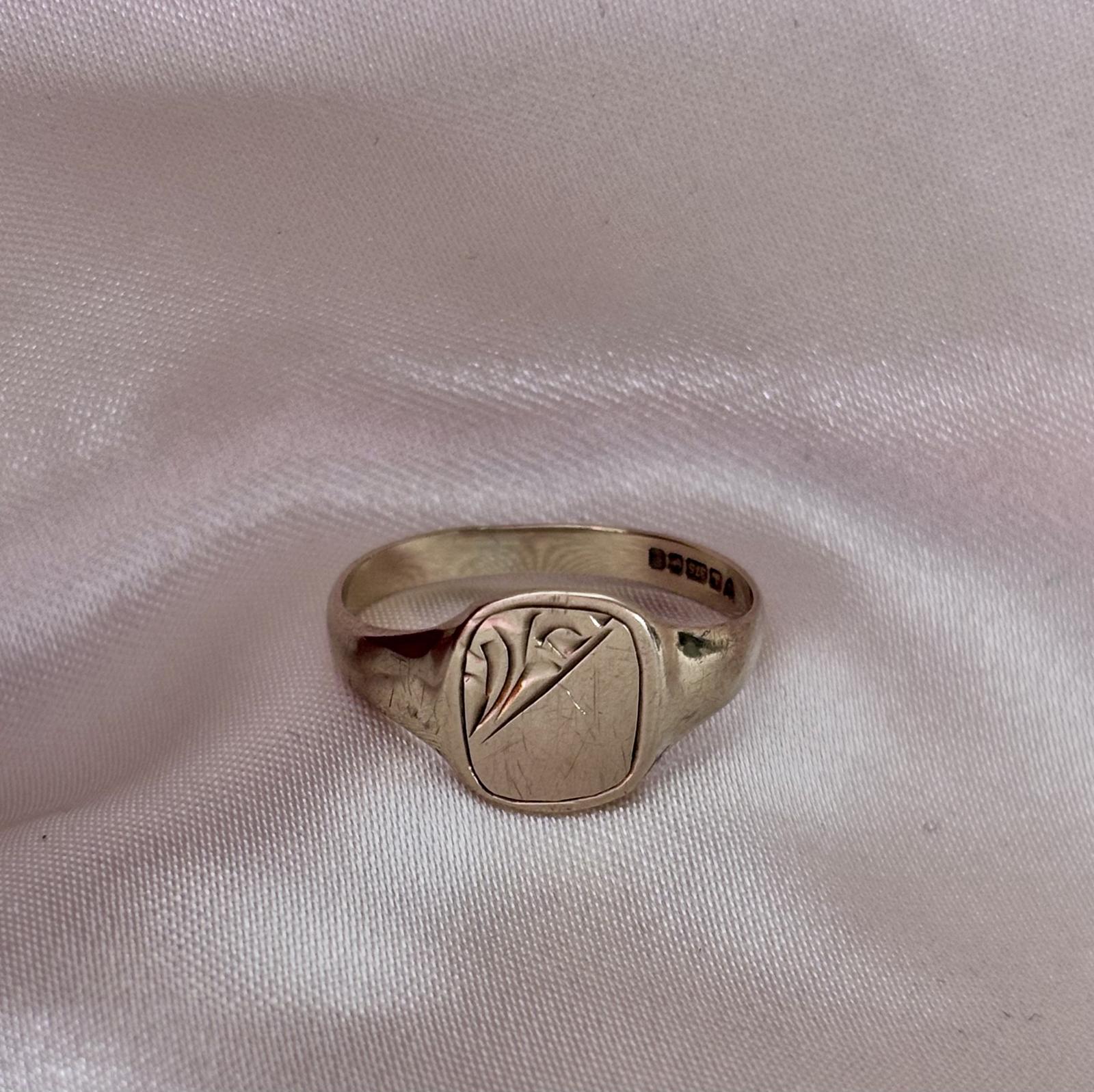 Vintage 9ct Gold Signet Ring (1 of 8) Vintage 9ct Gold Signet Ring (1 of 8)