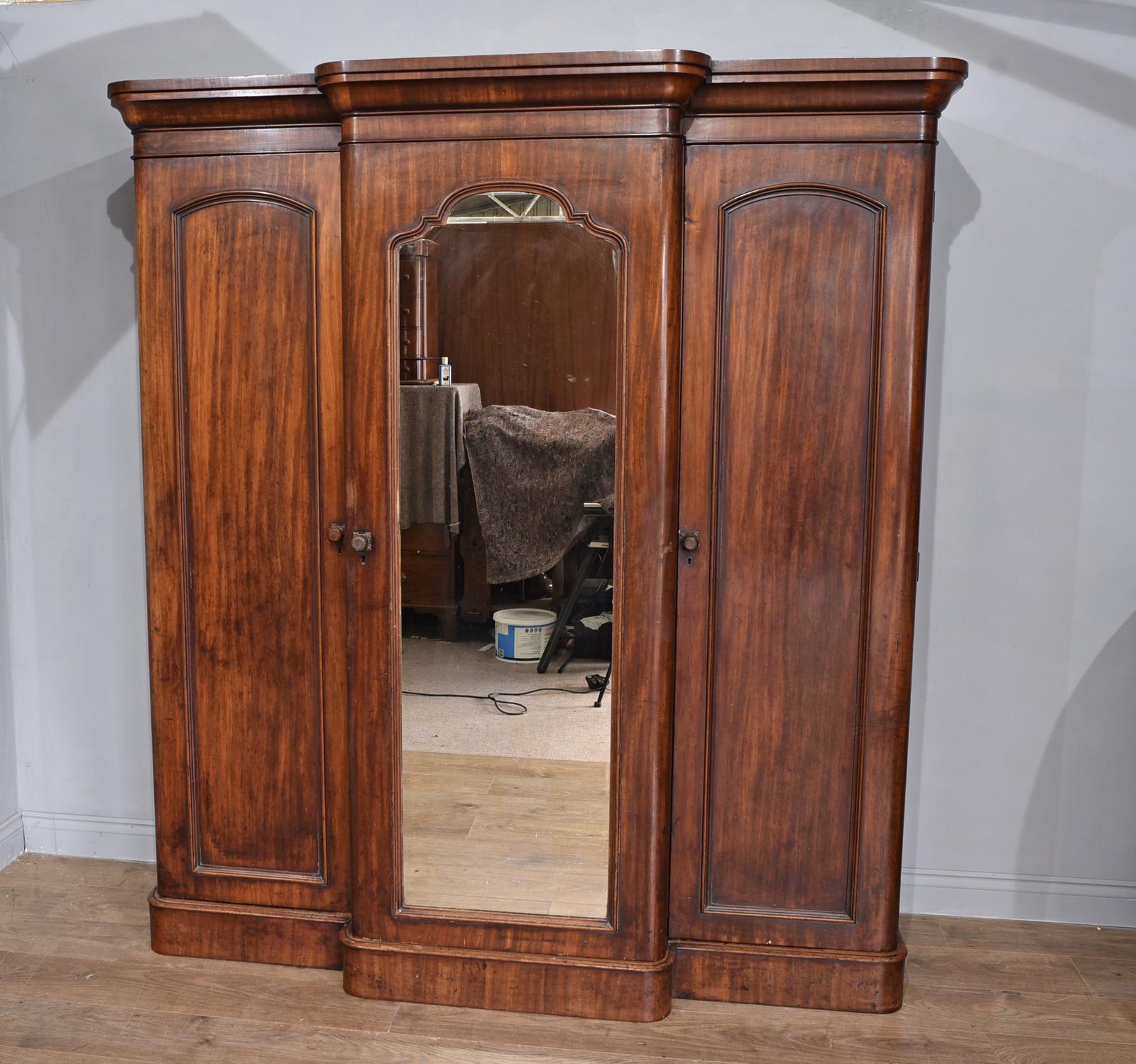 Victorian mahogany breakfront wardrobe (1 of 4) Victorian mahogany breakfront wardrobe (1 of 4)