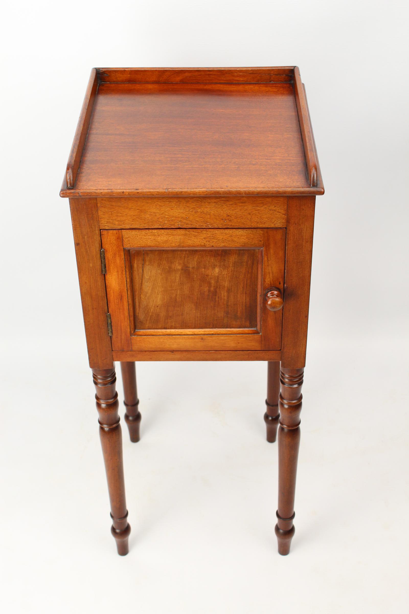 Small Victorian Mahogany Bedside Cupboard (1 of 13)