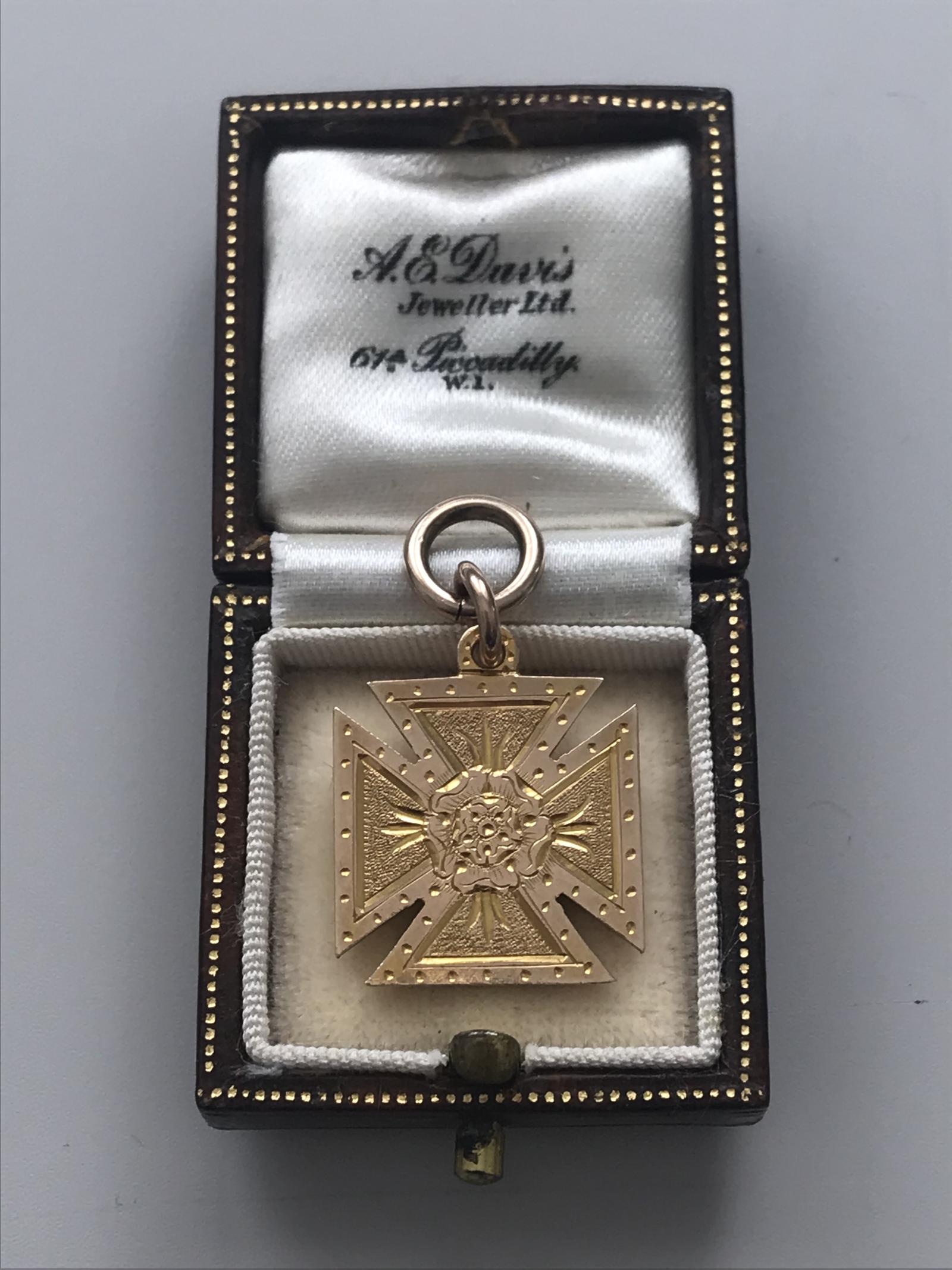 9 ct Gold Maltese Cross (1 of 6)