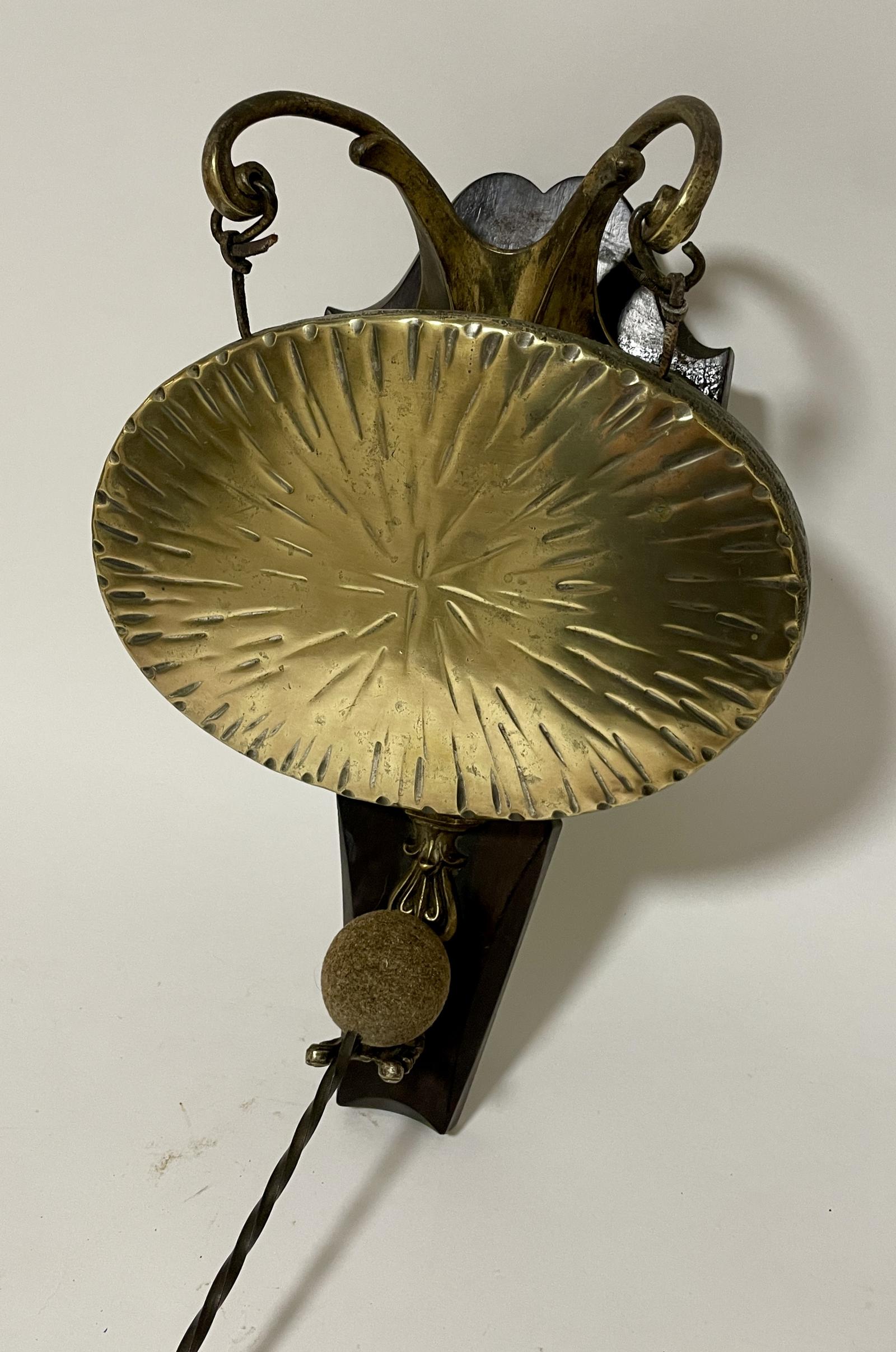 Antique Brass Wall Mounted Dinner Gong (1 of 11) Antique Brass Wall Mounted Dinner Gong (1 of 11)