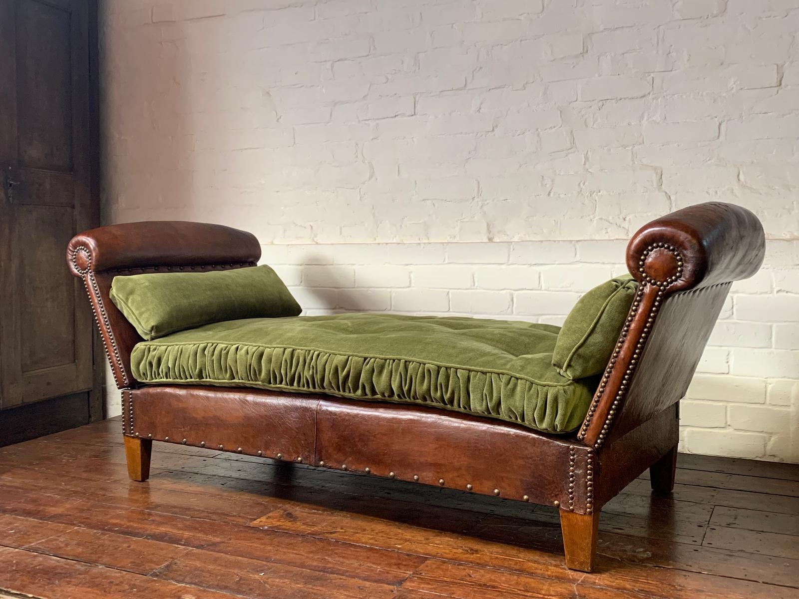 Very Beautiful French Leather Daybed - France Early 20th Century (1 of 12) Very Beautiful French Leather Daybed - France Early 20th Century (1 of 12)