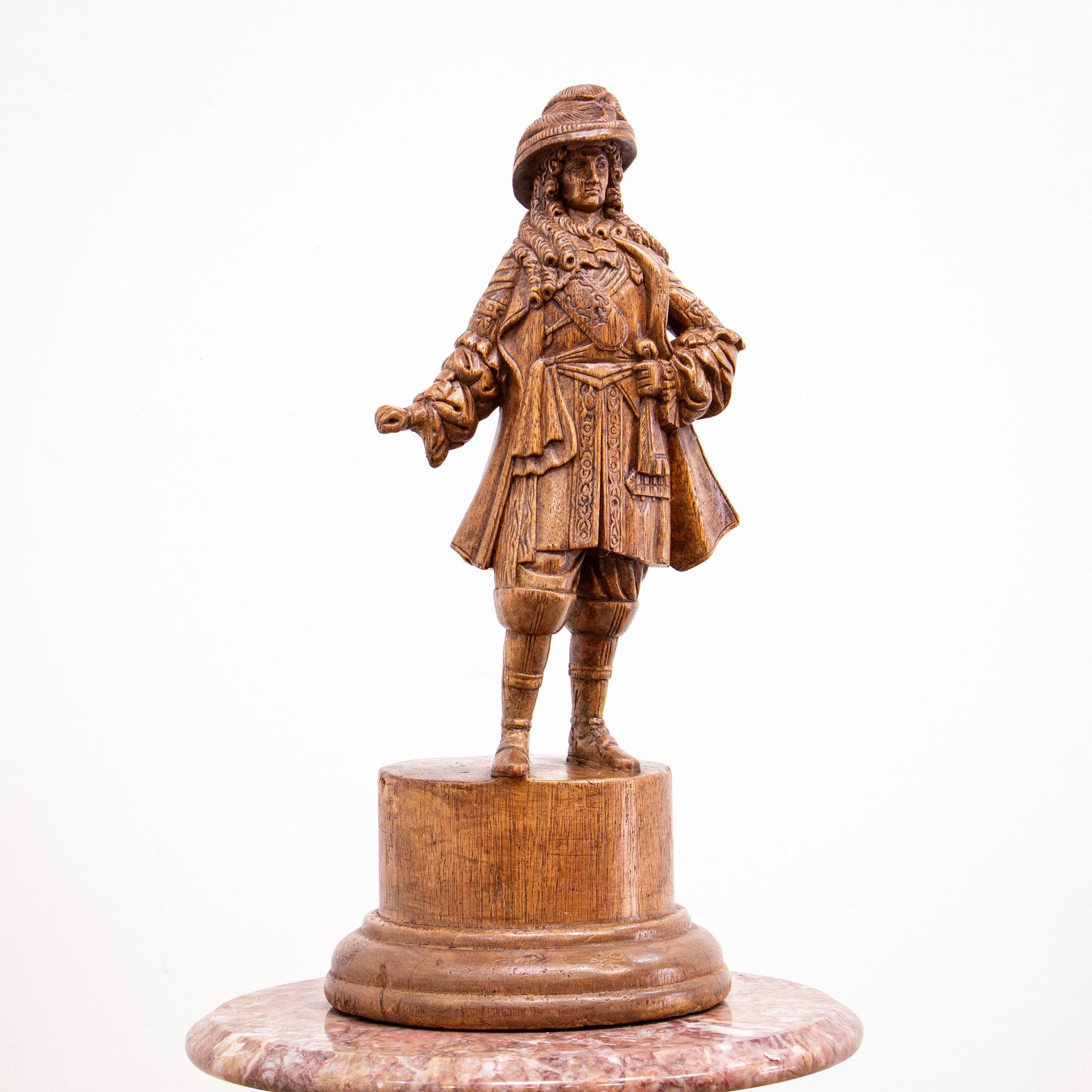Queen Anne Period Decorative Carved Walnut Gentleman (1 of 11) Queen Anne Period Decorative Carved Walnut Gentleman (1 of 11)