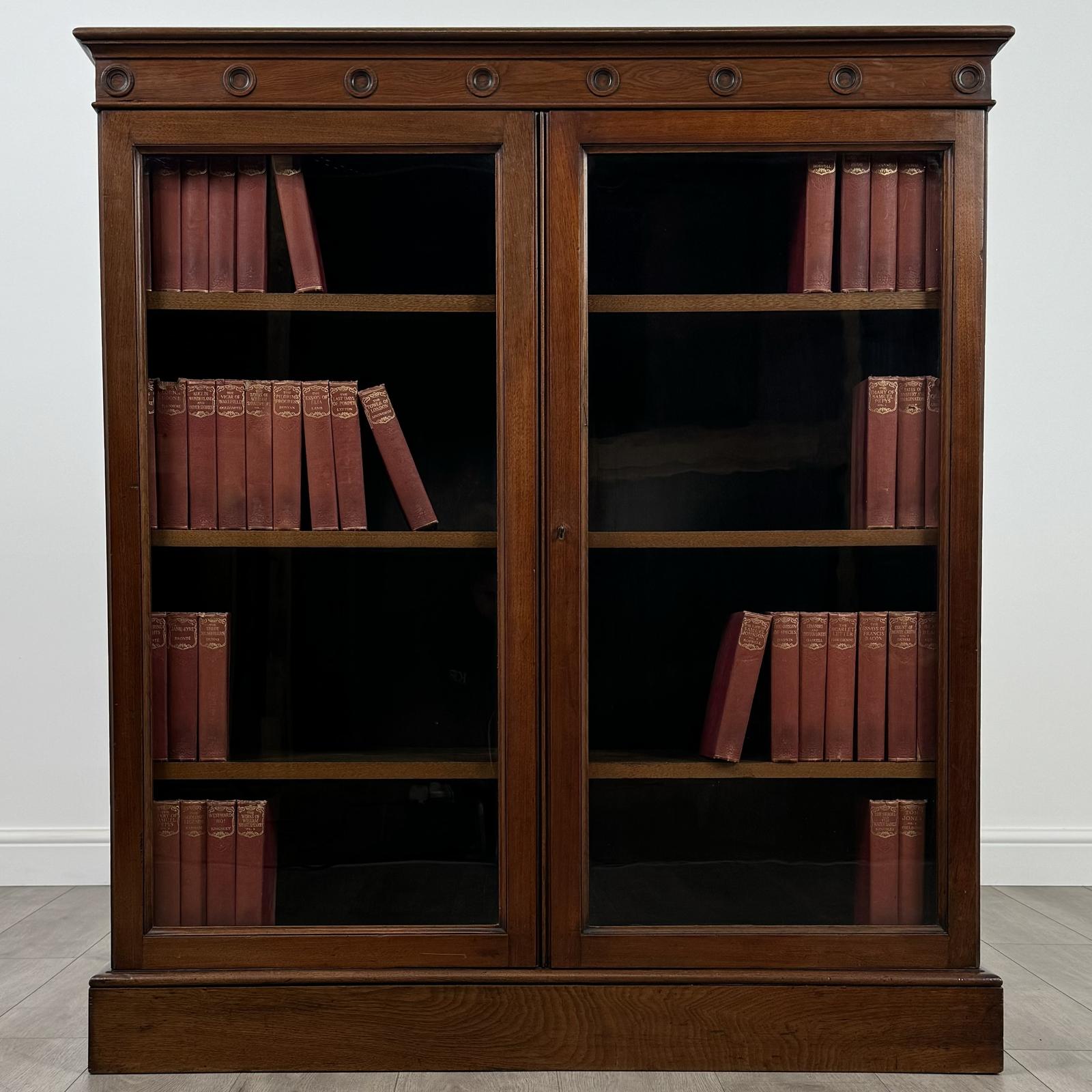Antique 20th Century Fine Quality Display Cabinet In Walnut (1 of 11) Antique 20th Century Fine Quality Display Cabinet In Walnut (1 of 11)