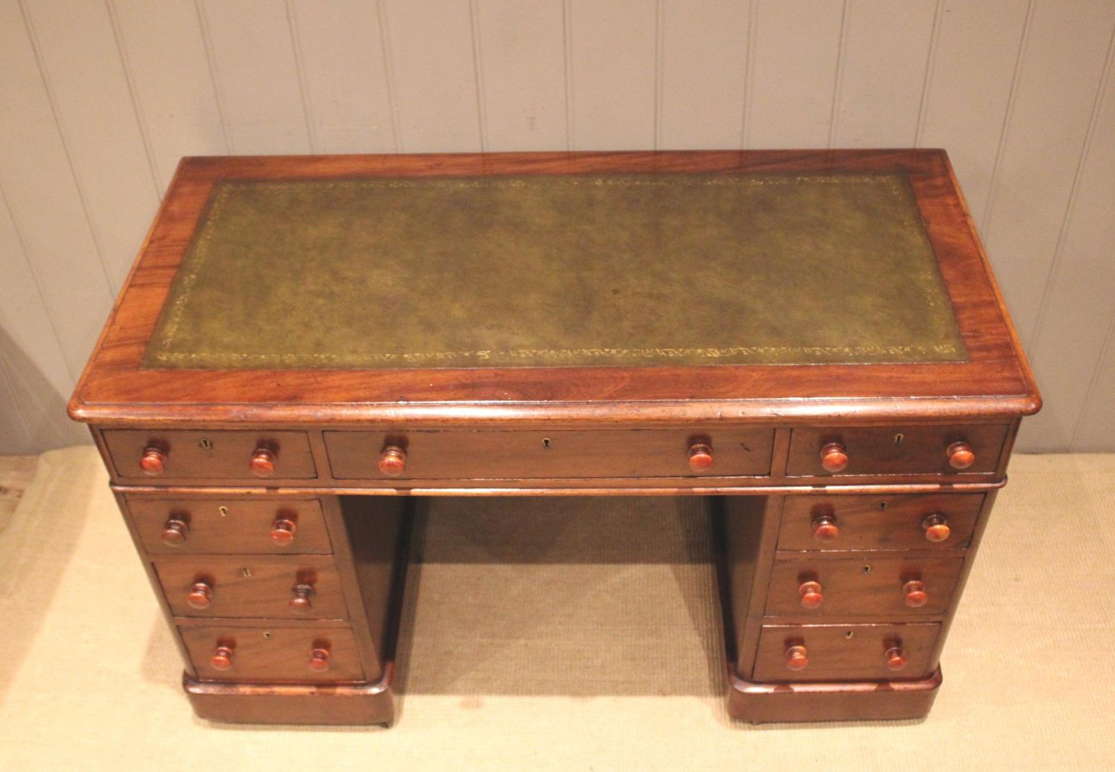 Late 19th Century Mahogany Pedestal Desk (1 of 12) Late 19th Century Mahogany Pedestal Desk (1 of 12)