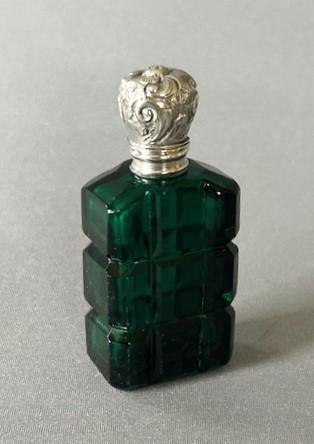 Gorgeous Victorian Silver Mounted Bristol Green Scent Bottle (1 of 2)