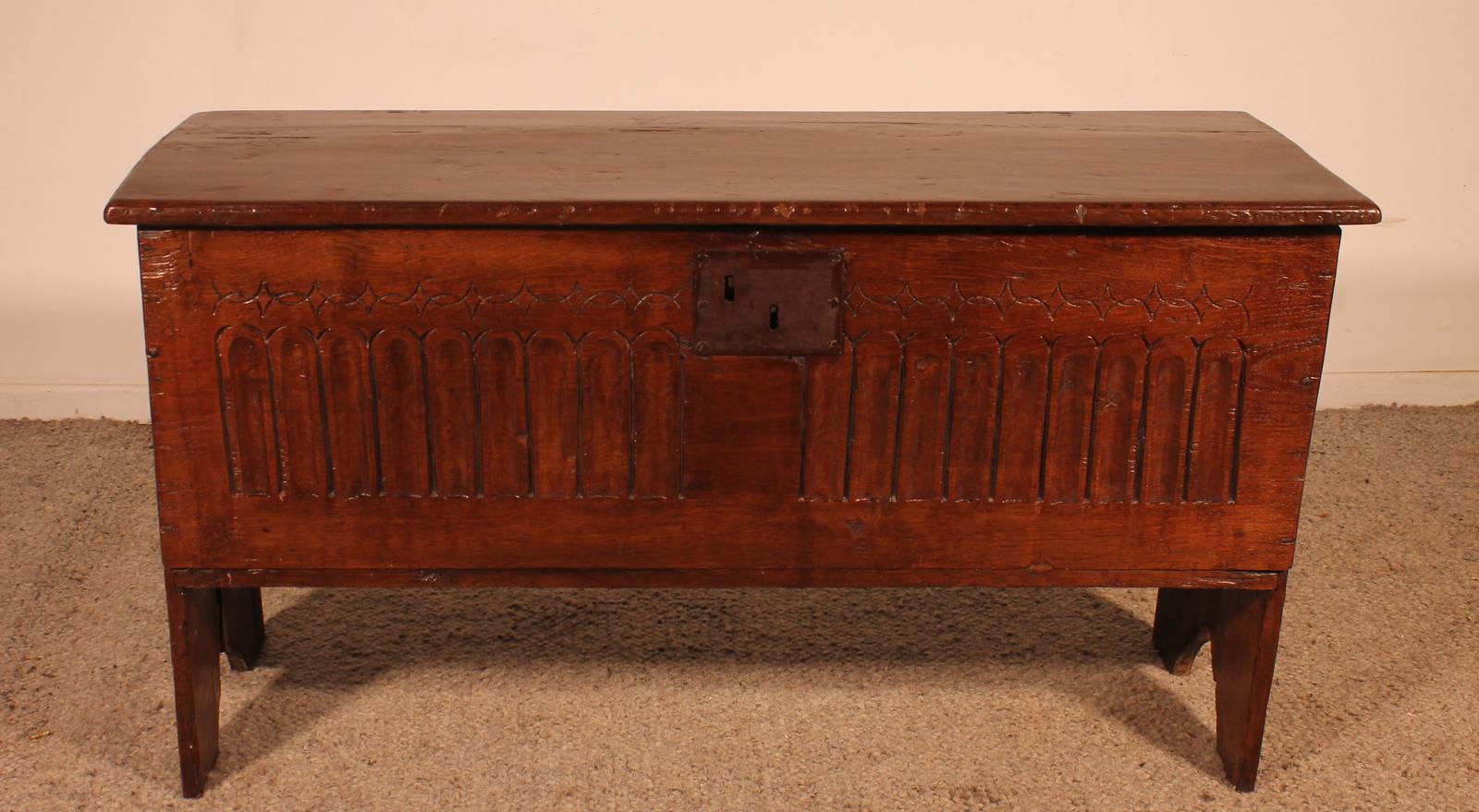 Oak Sabre Chest Or Plank Coffer Circa 1600 (1 of 9)