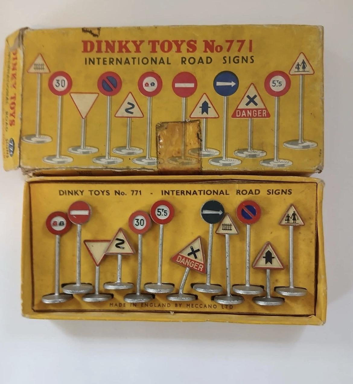 Dinky Toys Vintage Set of Road-Signs in Original Box (1 of 1)