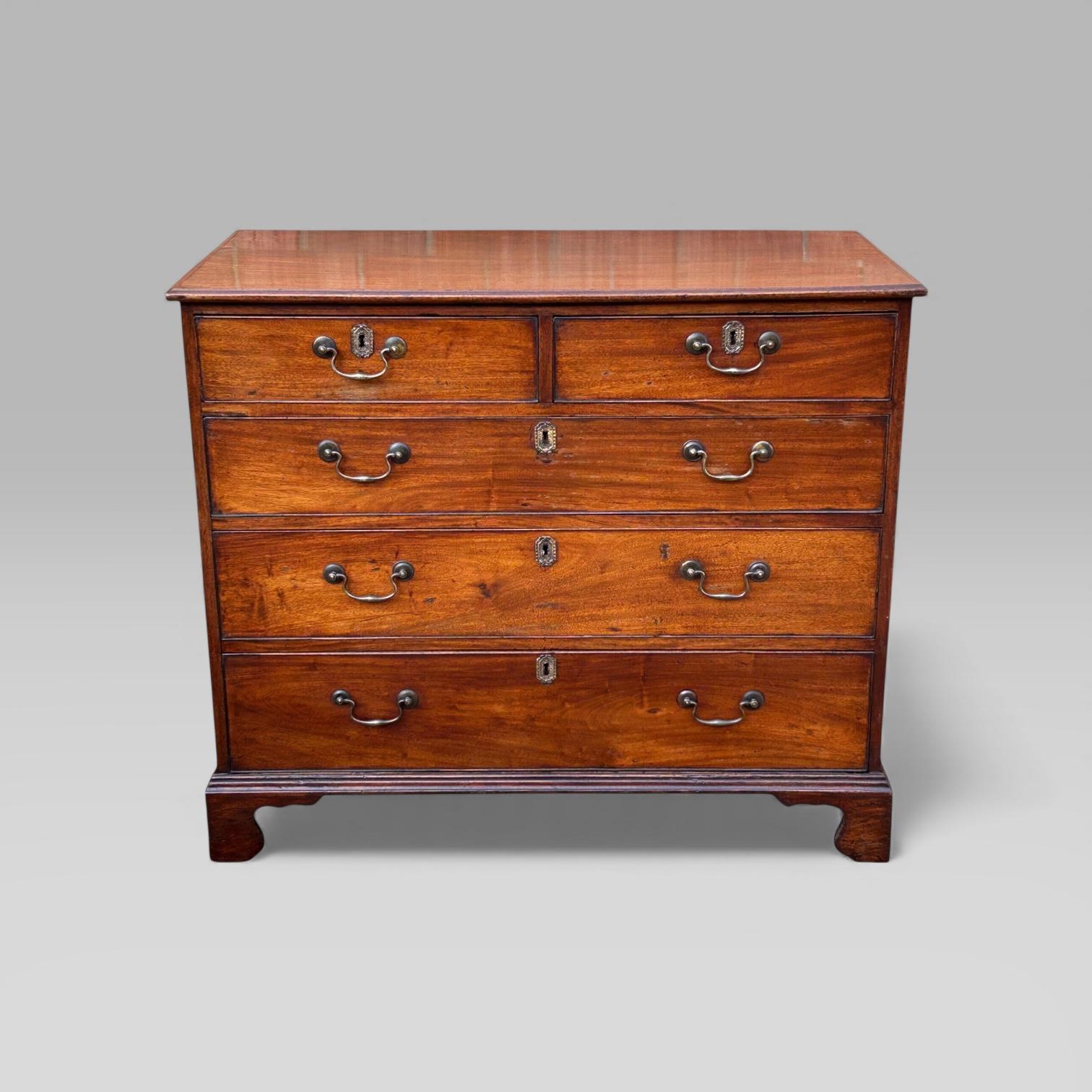 Antique George III Mahogany Chest of 5 Drawers with Brass Handles & Bracket Feet (1 of 9) Antique George III Mahogany Chest of 5 Drawers with Brass Handles & Bracket Feet (1 of 9)