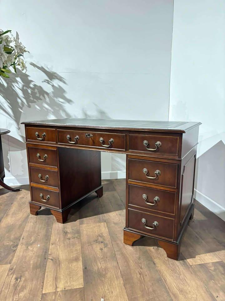 Late 20th Century Reproduction Mahogany Desk (1 of 17)