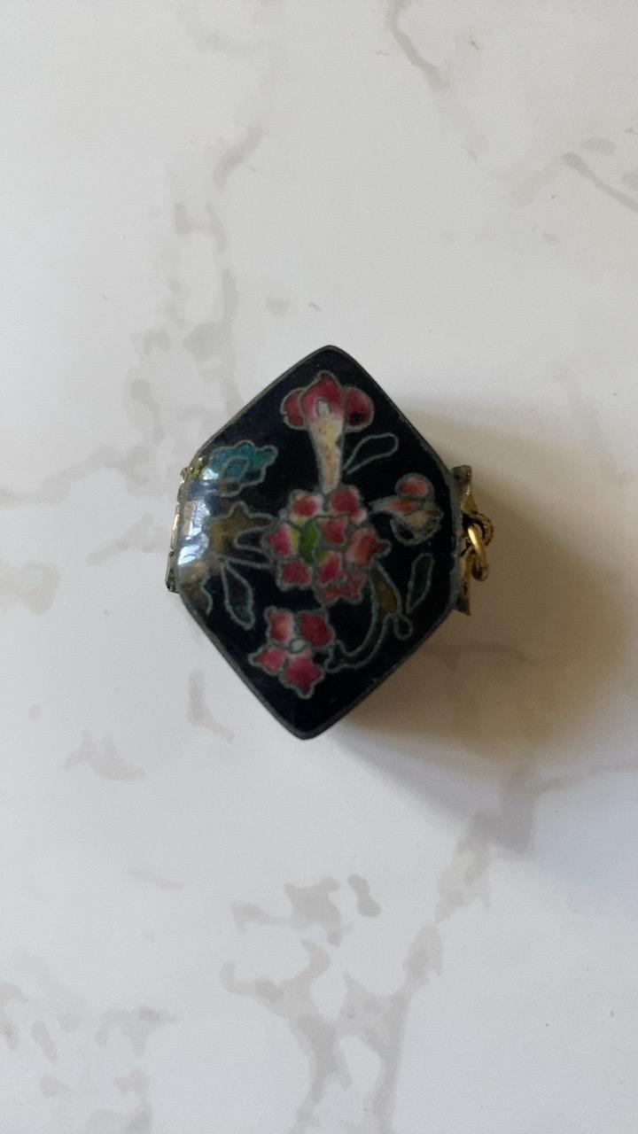 Antique Chinese Cloisonné Enamel Locket Pendant Box Black Miniature Trinket (1 of 3) Antique Chinese Cloisonné Enamel Locket Pendant Box Black Miniature Trinket (1 of 3)