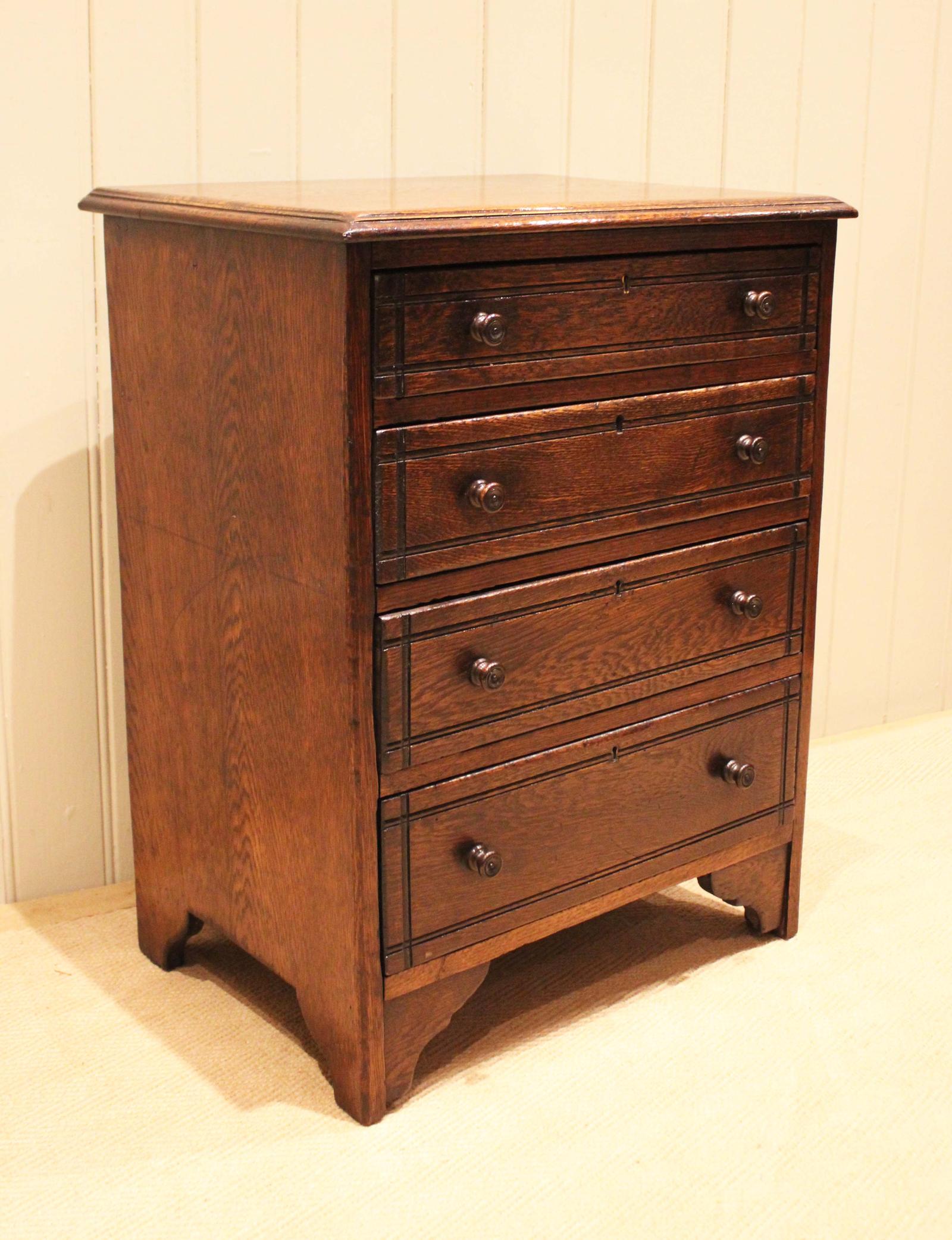 Small Proportioned Solid Oak Chest Of Drawers (1 of 14) Small Proportioned Solid Oak Chest Of Drawers (1 of 14)