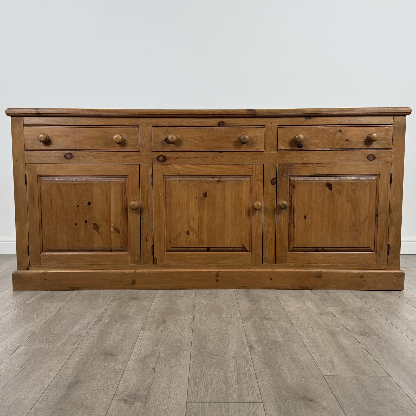 Vintage 20th Century Fine Quality Large Sideboard In Pine (1 of 12) Vintage 20th Century Fine Quality Large Sideboard In Pine (1 of 12)