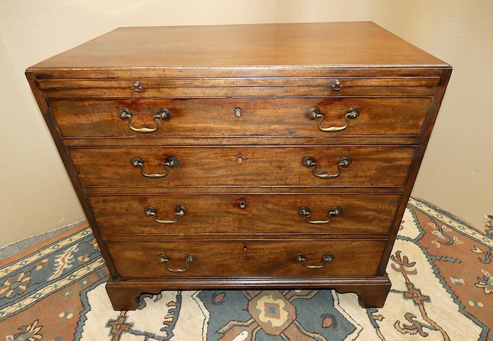Small Georgian Mahogany Bachelors Chest of Drawers (1 of 4)