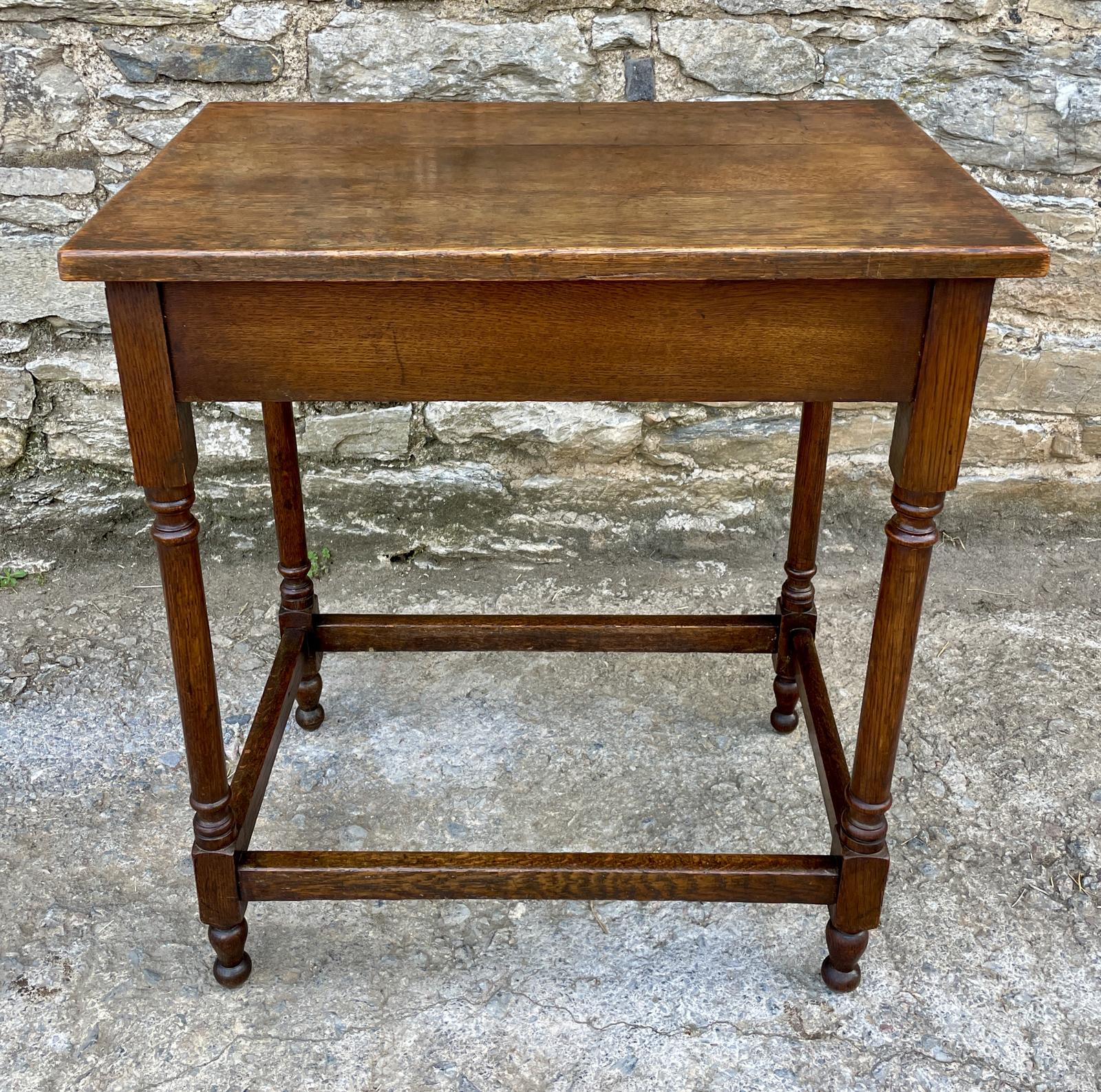 Small Oak Side Table (1 of 15) Small Oak Side Table (1 of 15)