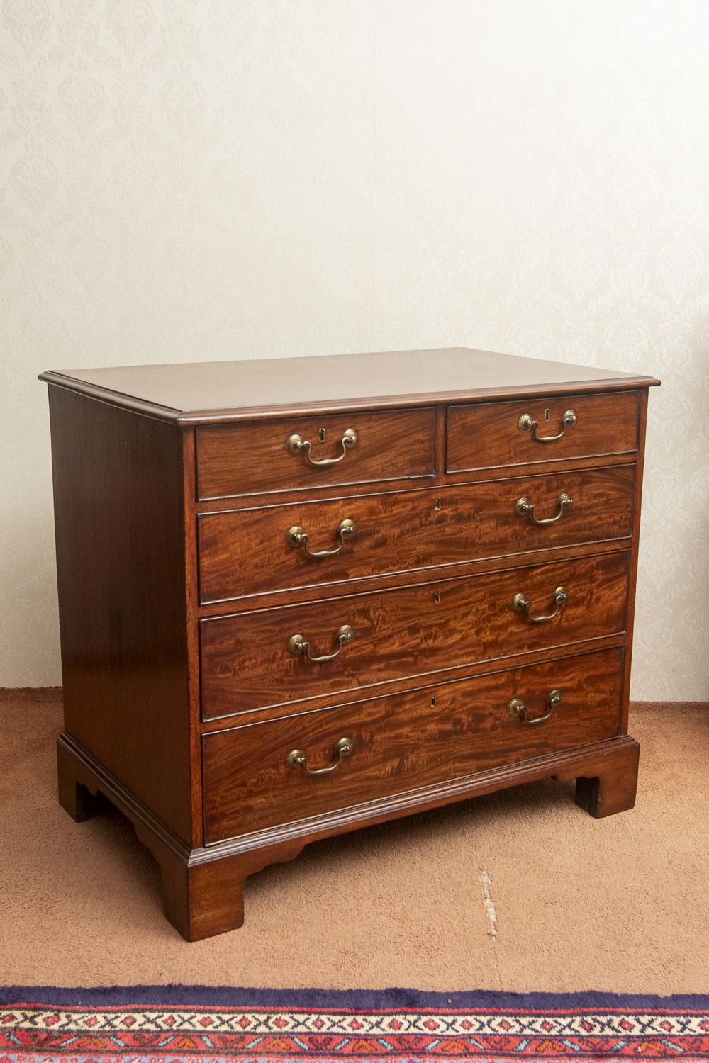Good Georgian Mahogany Dressing Chest (1 of 9)