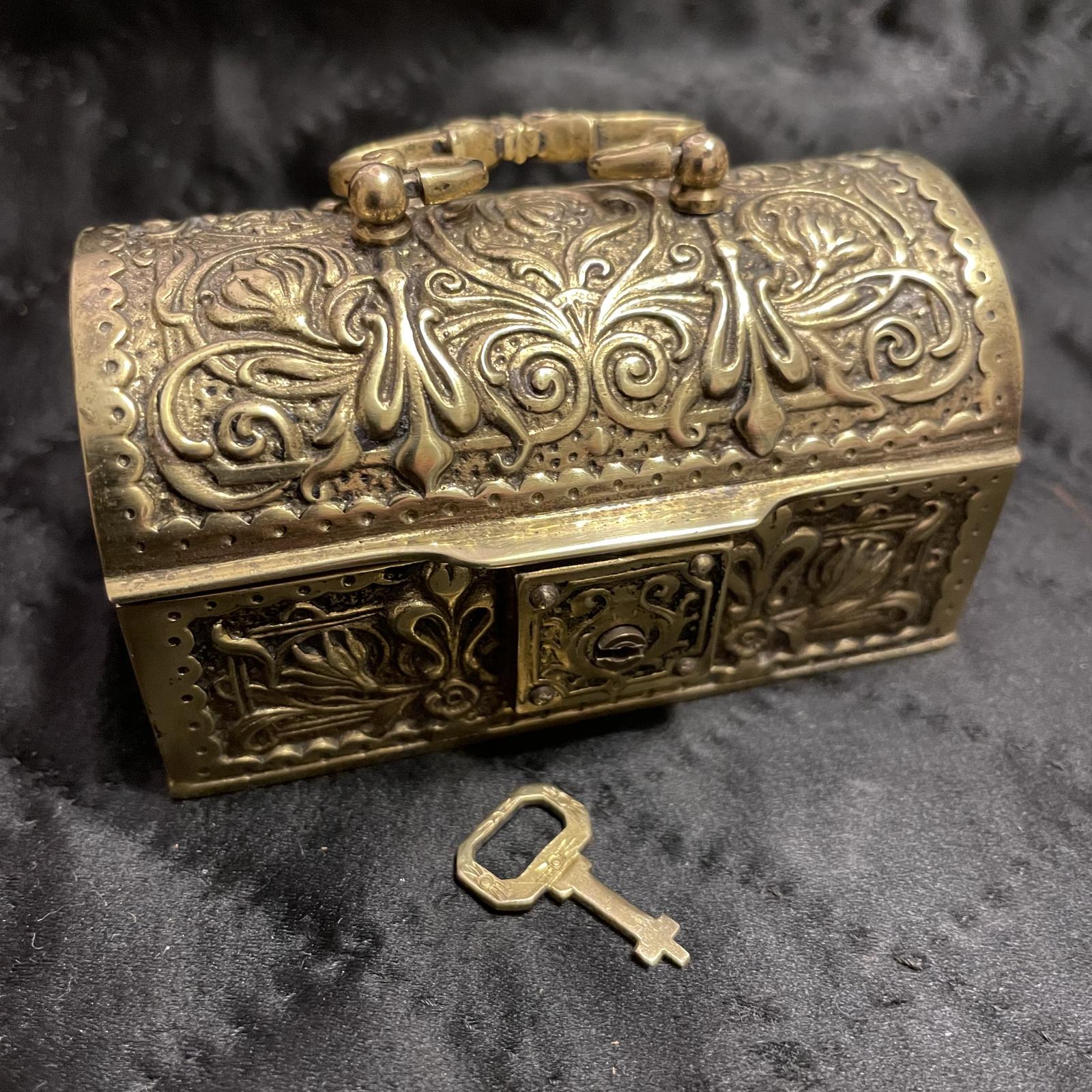 Erhard & Sohne Dome Top Casket (1 of 11)