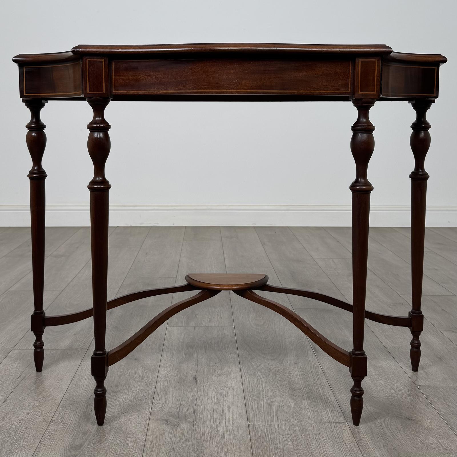 Antique 20th Century Serpentine Side Table in Mahogany (1 of 9) Antique 20th Century Serpentine Side Table in Mahogany (1 of 9)