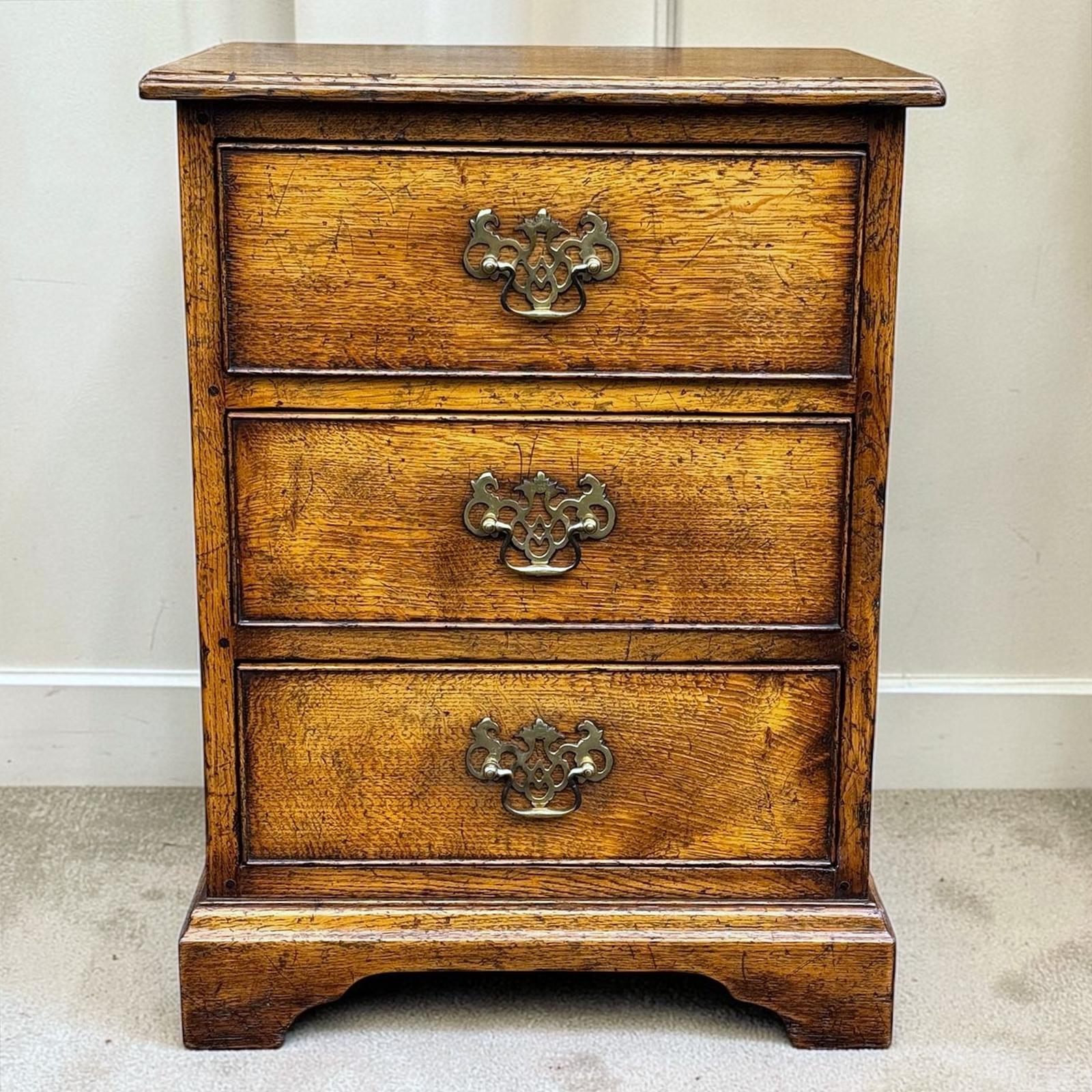 Small Oak Chest of Drawers / Bedside Chest (1 of 10) Small Oak Chest of Drawers / Bedside Chest (1 of 10)