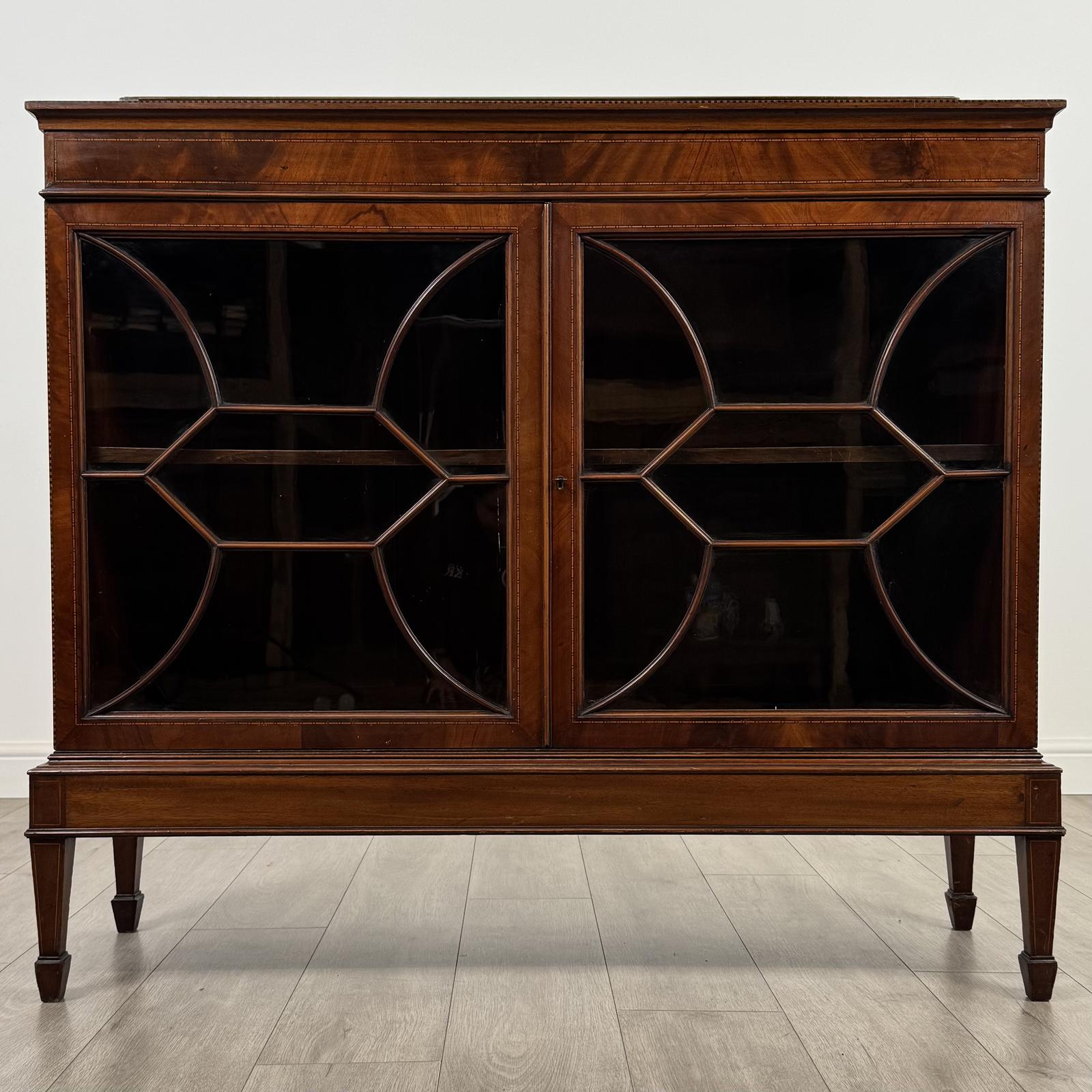 Antique 20th Century Fine Quality Display Cabinet in Mahogany (1 of 10)