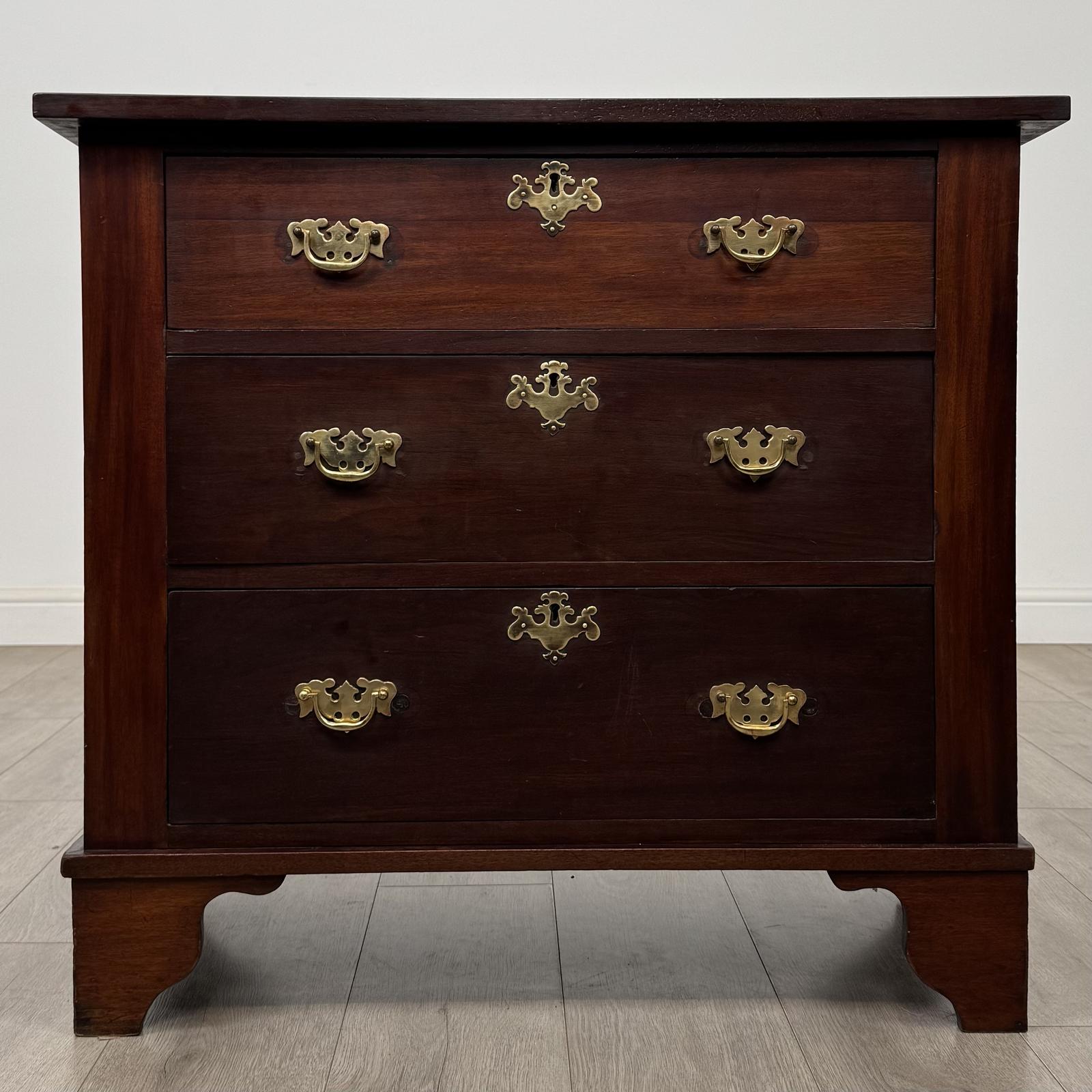 Antique 18th Century Small Georgian Chest Of Drawers (1 of 11) Antique 18th Century Small Georgian Chest Of Drawers (1 of 11)