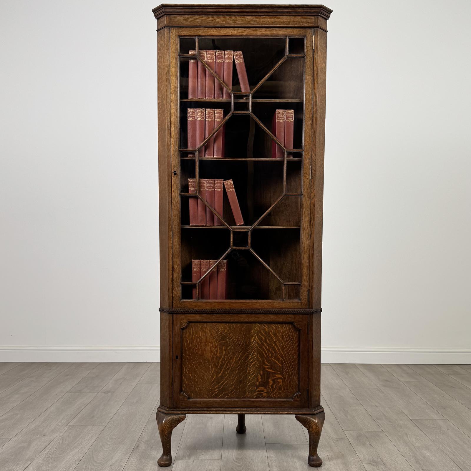 Antique 20th Century Fine Quality Corner Cabinet in Oak (1 of 6)