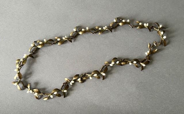Ormolu & Freshwater Pearl Mistletoe Necklace (1 of 4)