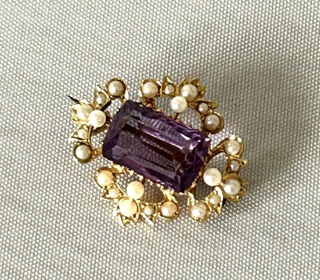 Victorian 18ct Gold Amethyst & Pearl Brooch (1 of 6) Victorian 18ct Gold Amethyst & Pearl Brooch (1 of 6)